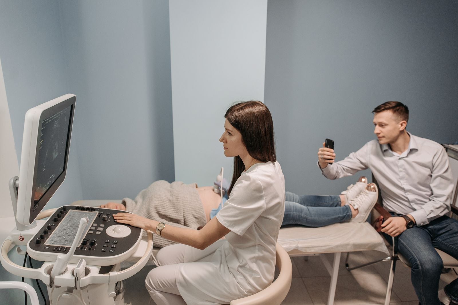 Maternal fetal medicine specialist reviewing baby's heart images with expectant parents